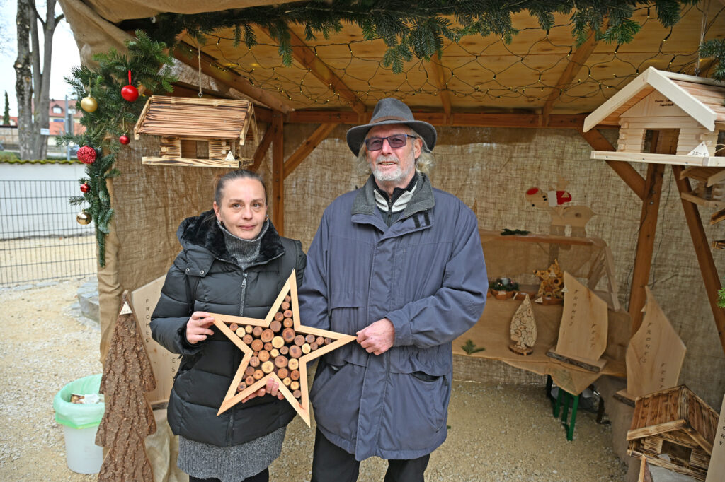 Alita Sauerbrei freute sich über aus mehreren Hölzern gefertigten Stern, den sie von Thomas Hettler erwarb. Foto: Caritas/Peter Esser