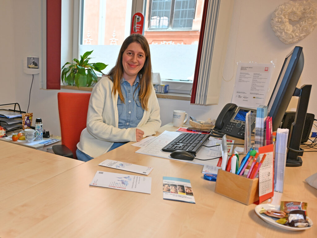 Büsra Mollaalioglu fühlt sich bei der Flüchtlings- und Integrationsberatung der Caritas-Kreisstelle Ingolstadt wohl. Foto: Caritas/Peter Esser