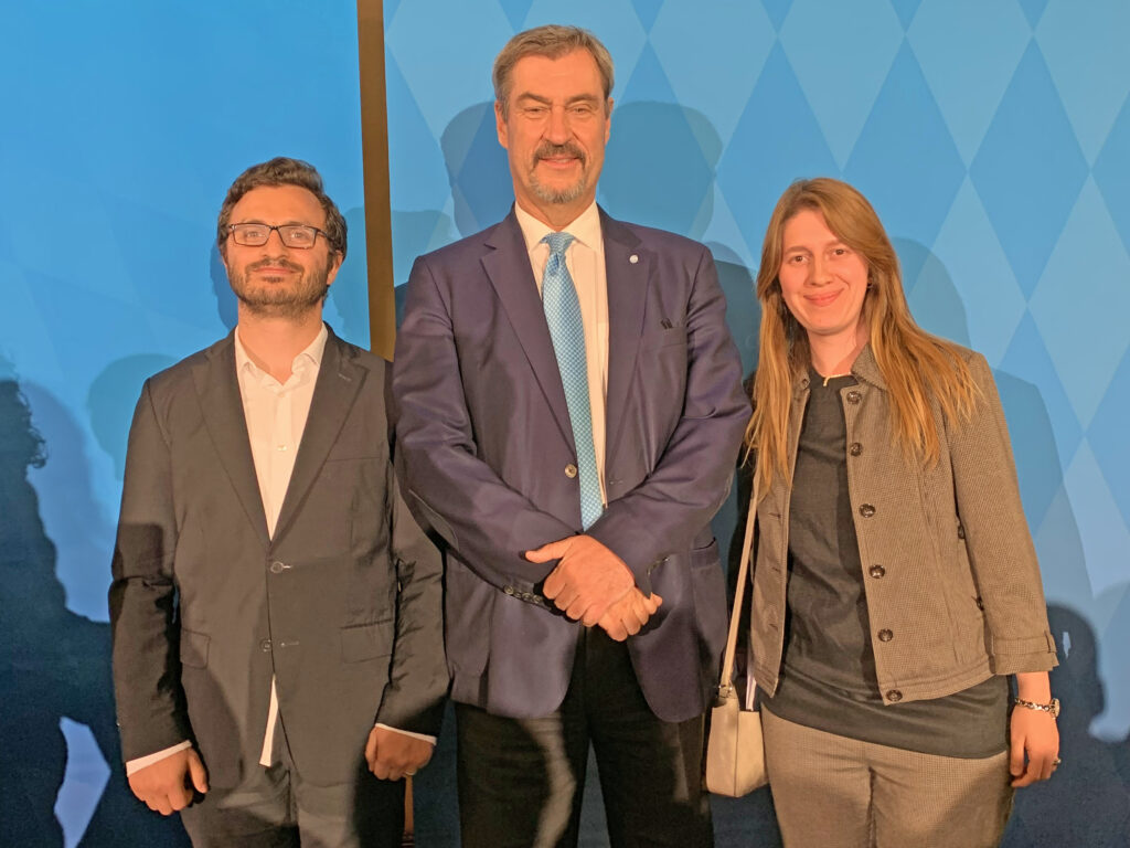 Der Neubürgerempfang bei Ministerpräsident Markus Söder (Mitte) war für Büsra Mollaalioglu und ihren Mann ein ganz besonderer Moment. Foto: Bayerisches Staatsministerium des Innern, für Sport und Integration