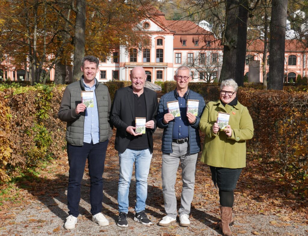 Präsentierten im Hofgarten den neuen Eichstätt-Stadtführer: (von links) Oberbürgermeister Josef Grienberger, Klaus Dorsch, Geschäftsführer Magenta4, Lars Bender, Leiter der Tourist-Information und Autorin Elisabeth Wein (Foto: Magenta4 / Wein)