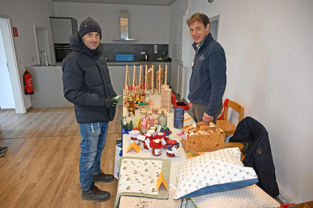 Volker Simm (rechts) vom Caritas-Zentrum St. Vinzenz bot Produkte an, die Schülerinnen und Schüler mit Behinderung angefertigt hatten. Foto: Caritas/Peter Esser