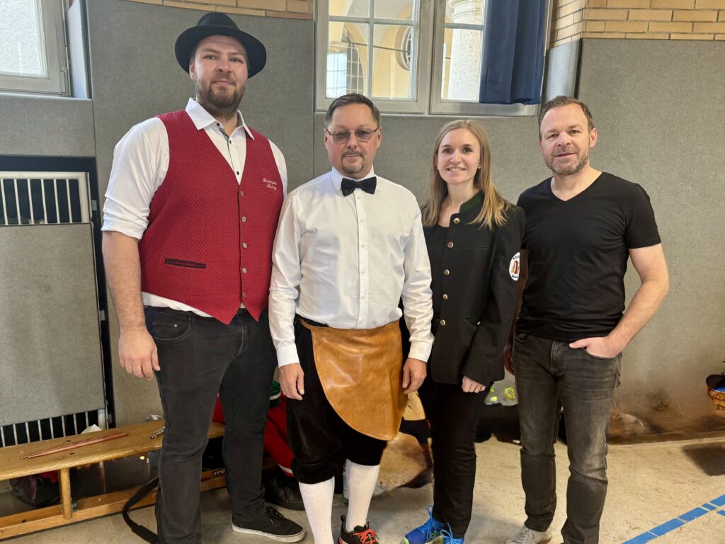 v.li. n. re.: Fabian Meder (Blaskapelle Mailing), Thomas Deiser (stellv. Vorsitzender Schäfflergilde), Katharina Raucheisen (Dirigentin), Reiner Büchl (Leiter Schäfflergilde)
