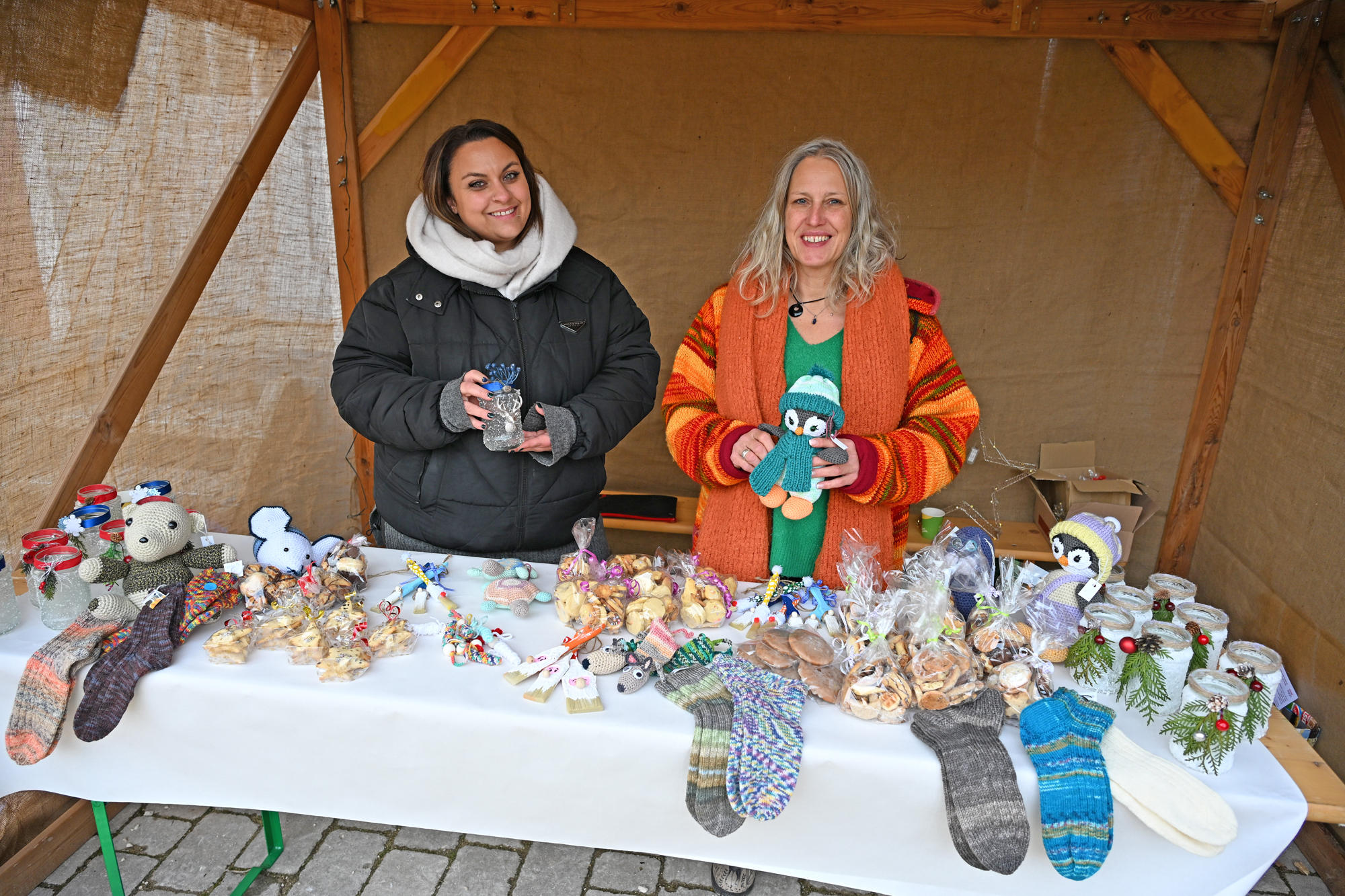 Marion Marx (rechts) und Raluka Sandau verkauften von Caritas-Mitarbeitern selbst hergestellte Waren für einen guten Zweck. Foto: Caritas/Peter Esser
