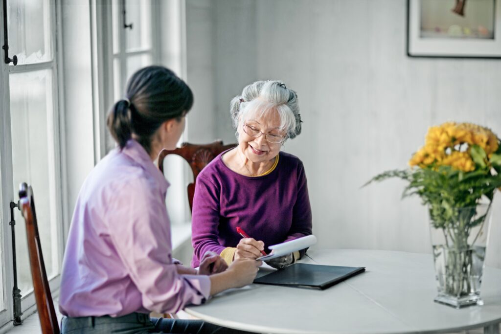 Ein Netzwerk aus Verwandten, Freunden oder Nachbarn kann in Notsituationen entscheidend sein – besonders für ältere Menschen.