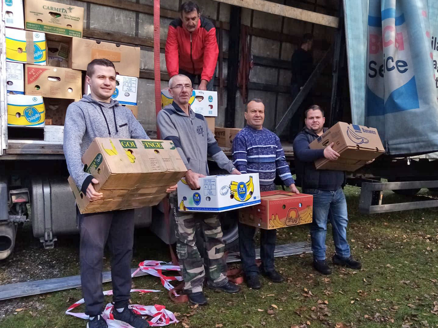 An mehreren Orten in Bosnien luden Ehrenamtliche die Bananenkisten ab. Foto: Stipo Knezevic