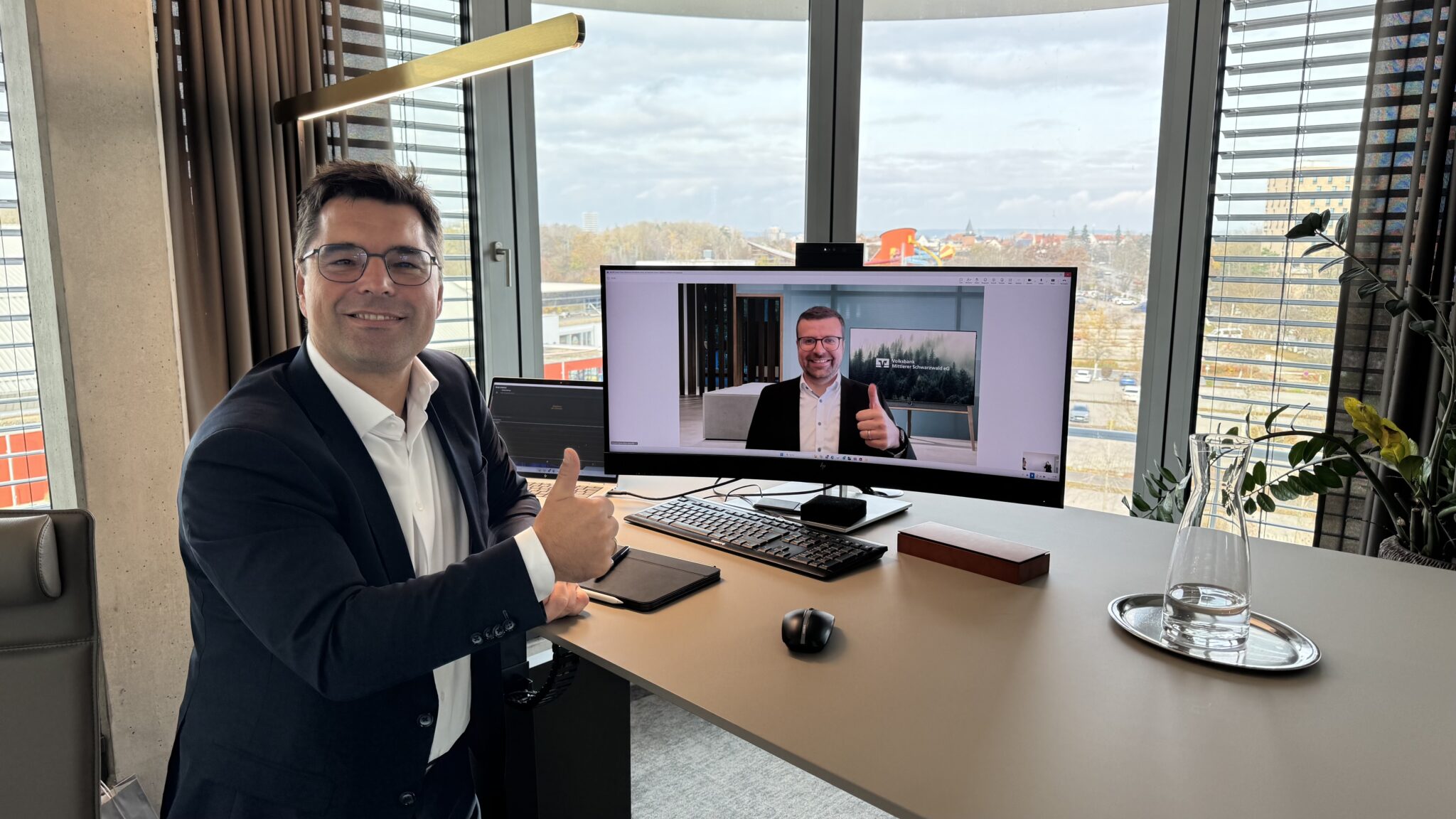 Foto v.l.: Der Vorstandsvorsitzende der Volksbank Raiffeisenbank Bayern Mitte Andreas Streb im Online-Austausch bzgl. MiCAR Lizenz mit Sebastian Steiner, Marketing- und Vertriebsleiter der Volksbank Mittlerer Schwarzwald.