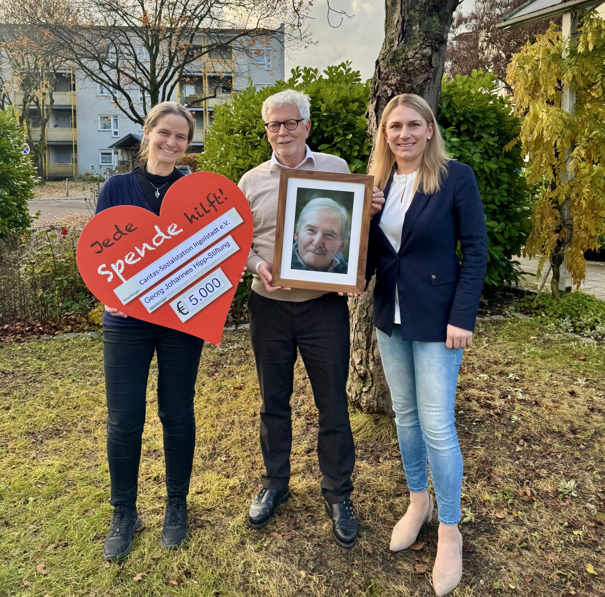 (v.l.n.r.) Jutta Loddeke - Pflegedienstleitung, Peter Schimpf - Vorstand Georg Johannes Hipp Stiftung, Nathalie Rost - Geschäftsführung Caritas-Sozialstation Ingolstadt)