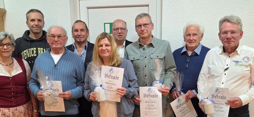 Die langjährigen Jubilare des TSV Oberhaunstadt mit der Vorstandschaft des TSV beim Ehrenabend im TSV-Sportheim. V.li.n.re. Andrea Herker (3.Vorsitzende), Gunter Schuller (50 Jahre Mitglied), Adolf Wutz (70 Jahre Mitglied), Manfred Baumgartner (2.Vorsitzender), Ute Eibl (50) Richard Nahm (1.Vorsitzender), Ralf Plank (50), Siegfried Präßl (50), Werner Rasch (50).