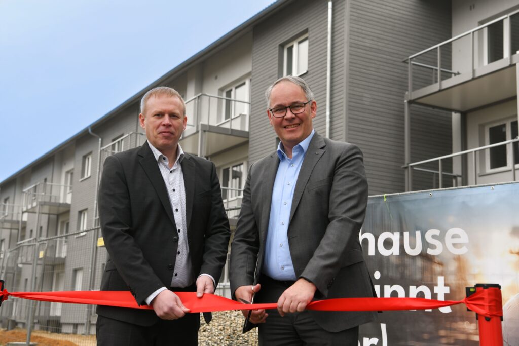 Vor der Schubertstraße 1-5: (von links): OH-Geschäftsführer Jan Termin und Bezirkstagpräsident Thomas Schwarzenberger (Foto: Dominik Heller