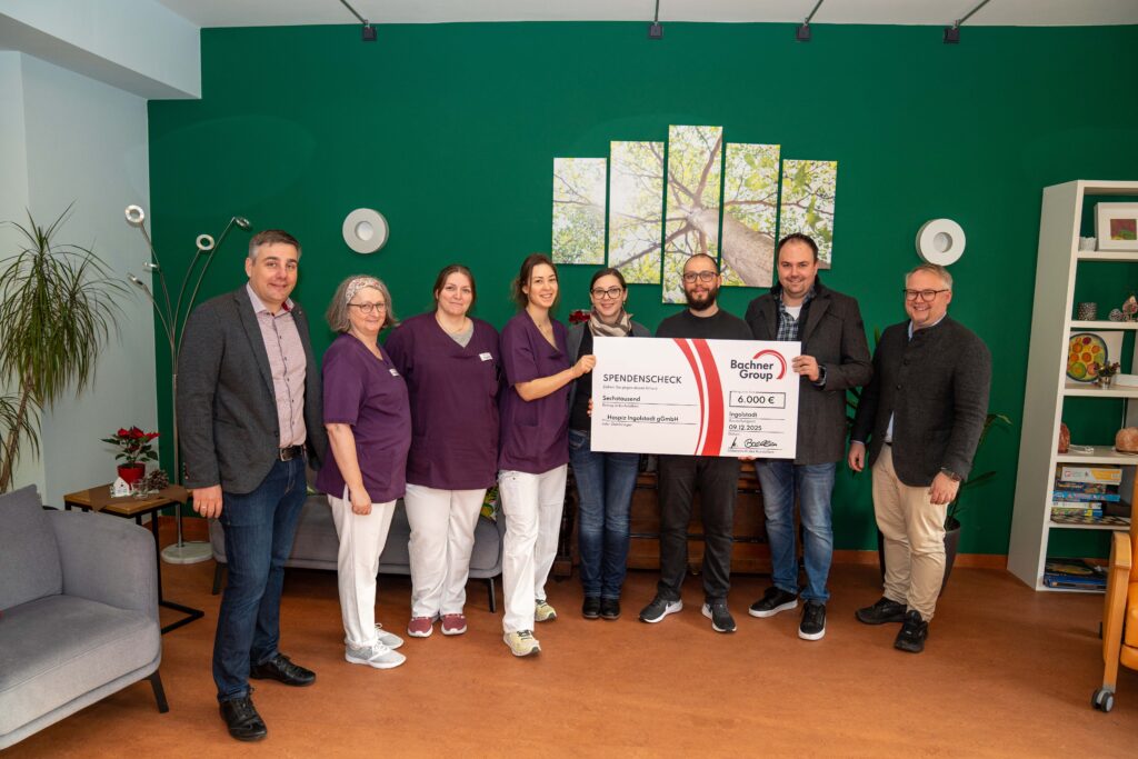 Andreas Kaindl (2.v.r) und Helmut Schiwampel (links) von der Bachner Group übergeben die Spende in Höhe von 6.000 Euro an das Elisabeth Hospiz Ingolstadt Foto: Louis Petschko