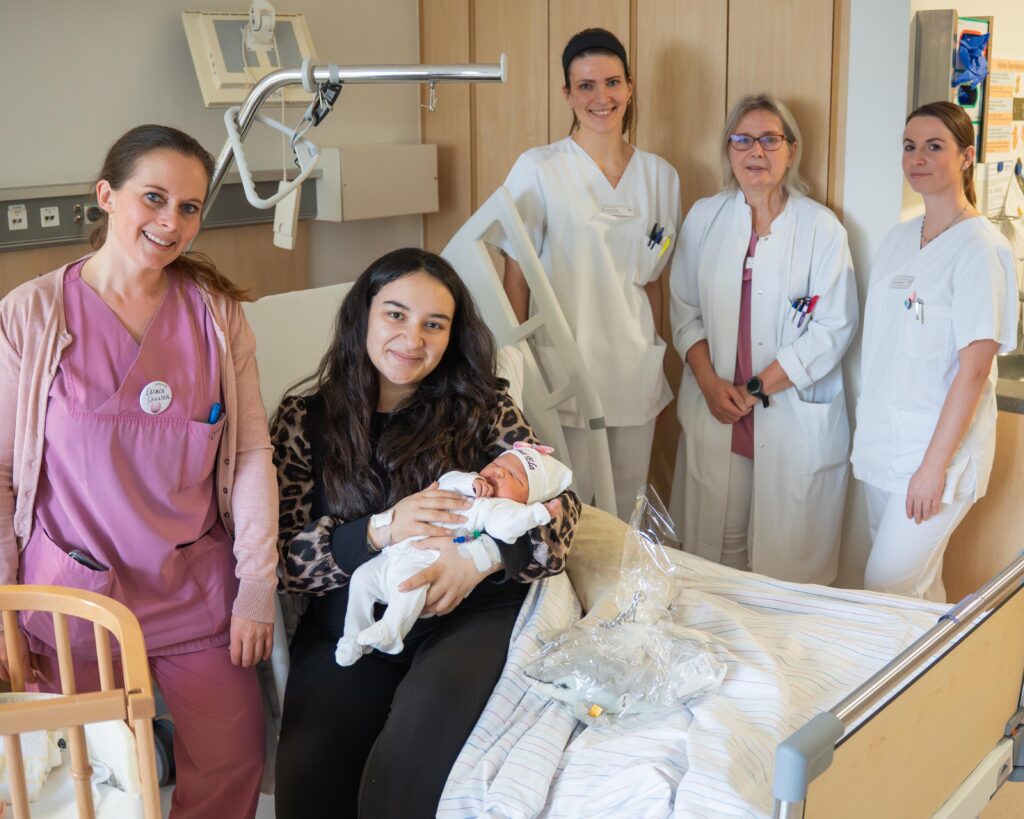 Mit 53 Zentimetern und 3900 Gramm kam die kleine Lina Ela am 27. Dezember 2025 im Klinikum Ingolstadt zur Welt und feiert damit kurz vor Jahresende gleich noch ihr erstes Jubiläum: Denn sie ist das 2500. Baby, das in diesem Jahr im Klinikum Ingolstadt geboren wurde.
