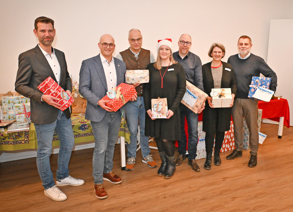 (v.l.n.r) Thomas Wendl, Leiter des Betriebsrat Service und Jörg Schlagbauer, Vorsitzender Betriebsrats überbrachten persönlich die Geschenke, die stellvertretend für die bedachten Kinder von Dr. Florian Wild, Vorstandsvorsitzender ELISA, Gabriella Aden, stellv. Leitung OBA, Armin Binner, Betriebsrat, Vera Wittmann, Vorstandsmitglied ELISA sowie Wolfgang Zwack, geschäftsführender Prokurist ELISA, angenommen wurden bevor es zur Bescherung kam. Foto: Audi/Martin Plitzko