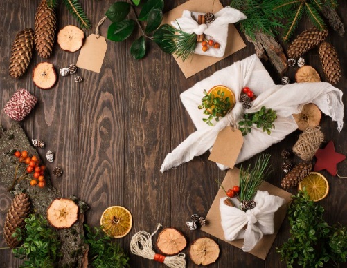 Bildunterschrift: Natürliche Materialien und Stoff sind eine weihnachtliche und zugleich umweltfreundliche Möglichkeit Geschenke zu verpacken. Urhebervermerk: © PantherMedia / Iuliia