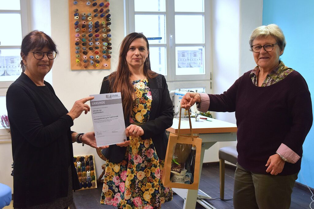 Im selbstgenähten Kleid empfing Zymbile Tosku (Mitte) Bürgermeisterin Elisabeth Gabler (links) und Standortbeauftragte Beate Michel. Sie freut sich über den Mietzuschuss über die städtische Innenstadtförderung für ihre frisch eröffnete Änderungsschneiderei in der Luitpoldstraße 9. Foto: Sophie Fries/Stadt Eichstätt