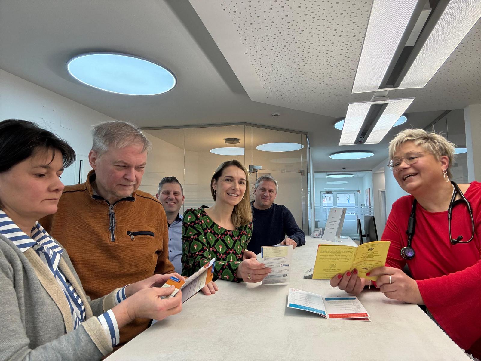 Foto: Katja Hanrieder Bildtext: Das Projektteam „flächendeckende Gesundheitsversorgung“ Katja Hanrieder (Denkendorf), Anton Haunsberger, Robert Wittmann und Simone Hiemer (beide Walting), Josef Neumeyer (Kipfenberg) trafen sich bei Dr. Katrin Wittmann im Denkendorfer Ärztehaus, um über die Zukunft der Hausarztversorgung und die Anforderungen für eine Praxiseinrichtung zu diskutieren