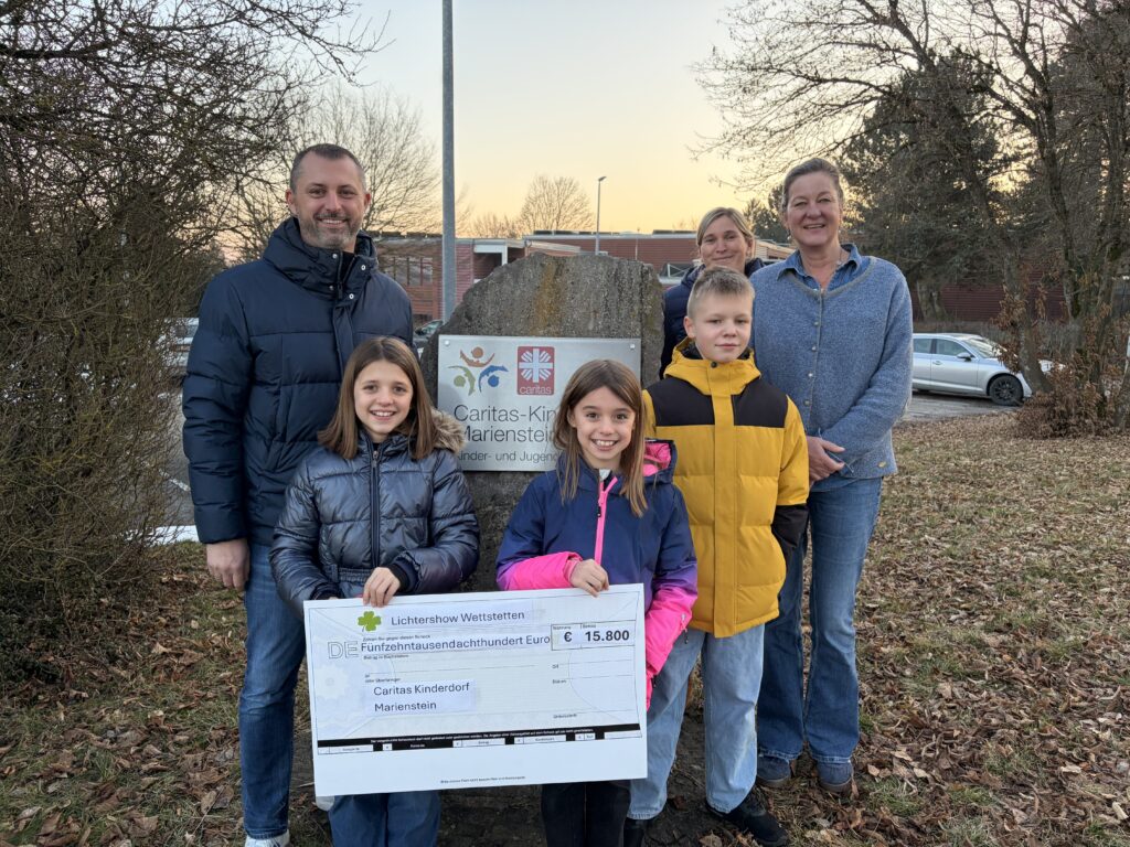 (von links: Martin Silbernagl, Leonie Silbernagl, Natalie Silbernagl, Ludwig (Kind aus dem Kinderdorf), Michaela Reimann (Sozialpädagogin Kinderdorf) und Brigitte Radeljic-Jakic (Leiterin Kinderdorf). Fotograf: Kinderdorf Marienstein