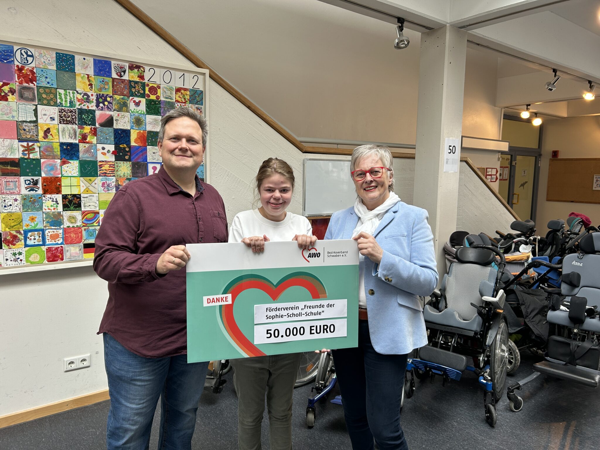 Freuen sich über die Spende des Fördervereins „Freunde der Sophie-Scholl-Schule e. V.“ in Höhe von 50.000 Euro für den Schulneubau, von links: Gerhard Hagl (Vorsitzender des Fördervereins), Hannah Münch (Schülerin) und AWO-Präsidentin Brigitte Protschka. Foto: AWO Schwaben / Dominik Schubert