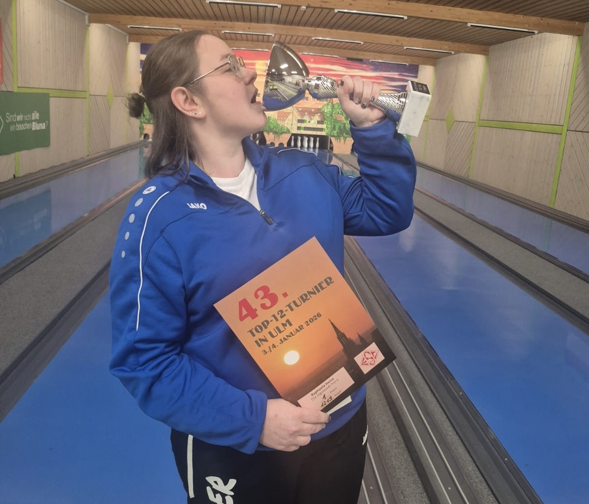 Raphaela Heinz vom TSV Nord nahm als Turniersiegerin des 43.Top 12-Turnier des ESC Ulm einen kräftigen Schluck aus dem Siegerpokal.