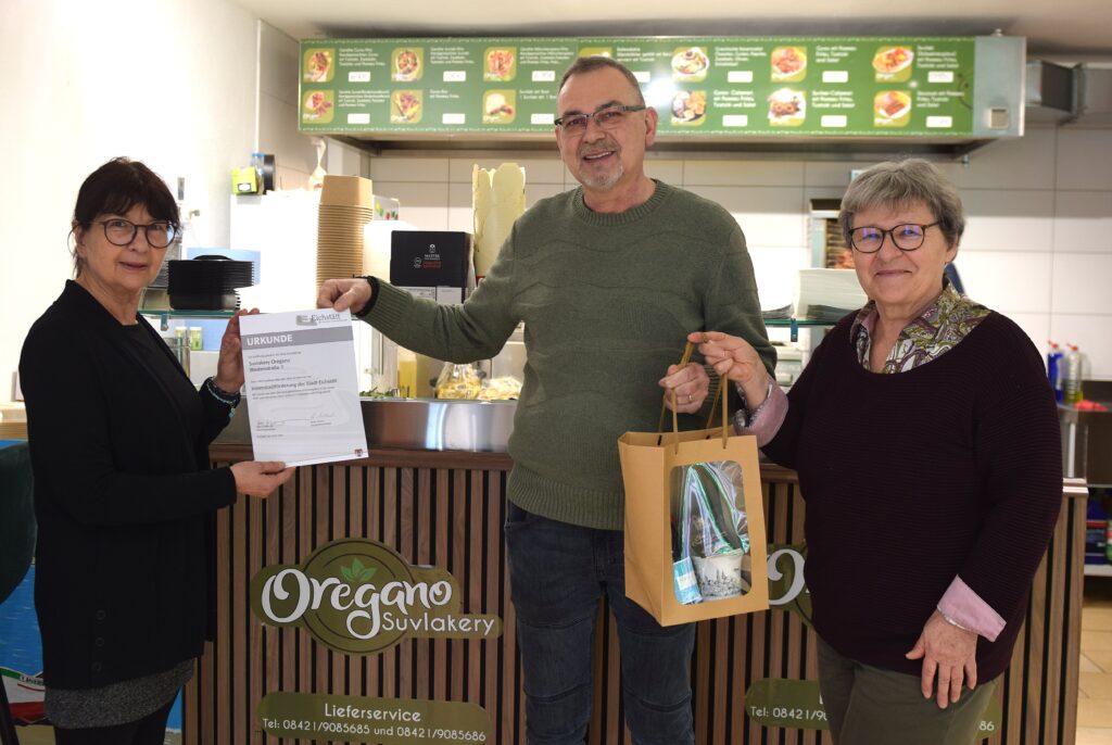 Freute sich sehr über die Förderung der Stadt Eichstätt und die dazugehörige Urkunde aus den Händen von Bürgermeisterin Elisabeth Gabler (links) und Standortbeauftragter Beate Michel: Stefano Anagnostou, der in der Westenstraße einen neuen griechischen Imbiss eröffnet hat. Foto: Sophie Fries/Stadt Eichstätt