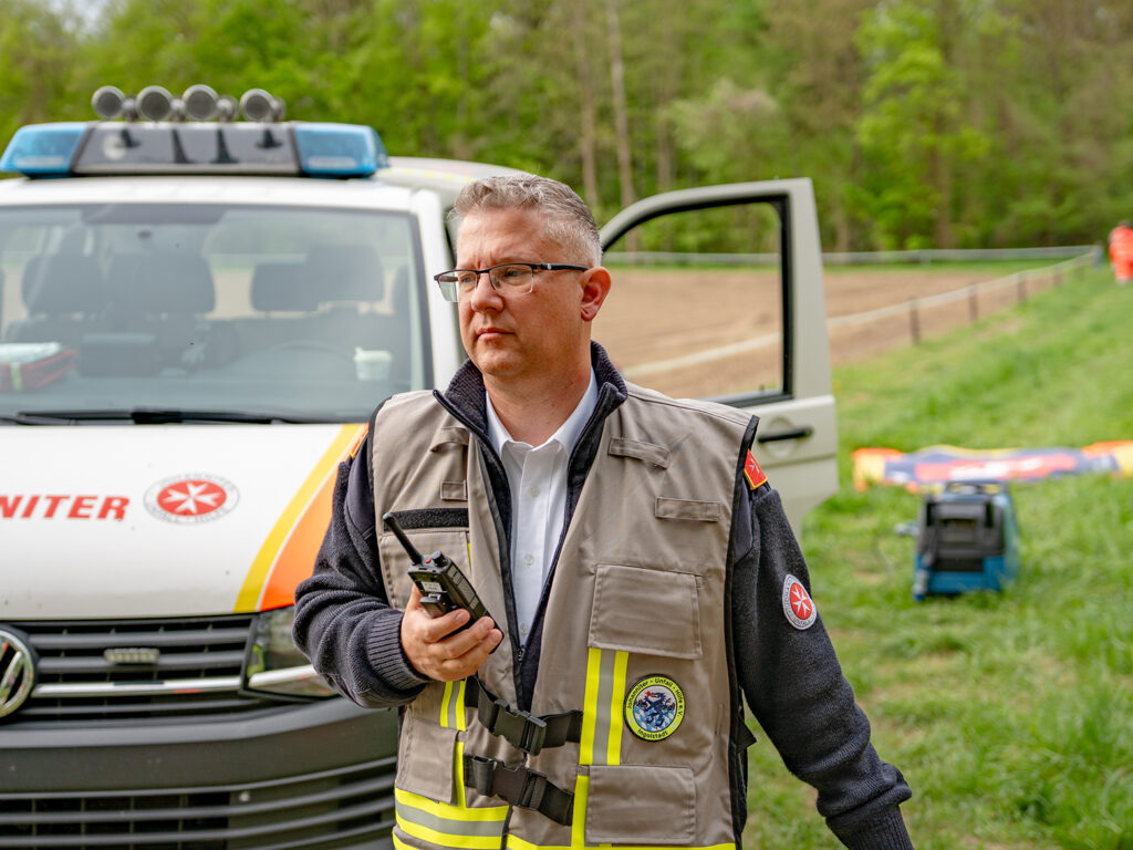 Bildunterschrift: Sven Müller ist Fachberater Bevölkerungsschutz bei den Johannitern im Regionalverband Oberbayern. Foto: Michael Raab, Johanniter Oberbayern.