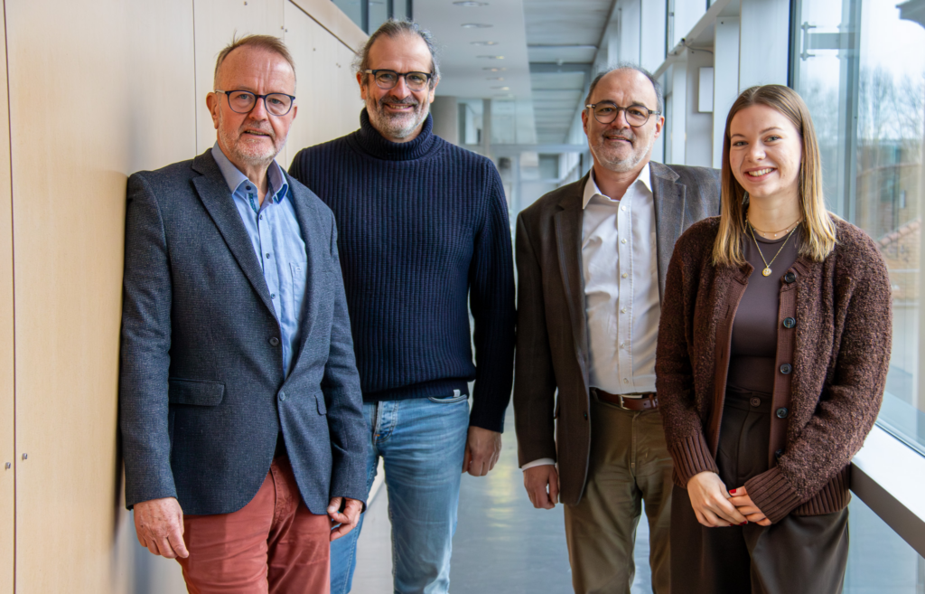 Das Handwerkszeug für erfolgreiche Beratungsprojekte zu erlernen, ist das Ziel des Consulting-Badges an der KU. Prof. Dr. André Habisch (v. l.) verantwortet diese Zusatzausbildung, in deren Rahmen Dr. Franz Glatz einen ganz besonderen Pro-Bono-Kurs anbietet. Wie bereichernd dieser ist, konnten Lebenshilfe Bayern Mitte-Geschäftsführer Andreas Jehn und Studentin Annalena Foth selbst herausfinden. (Foto: upd/ Wagner)