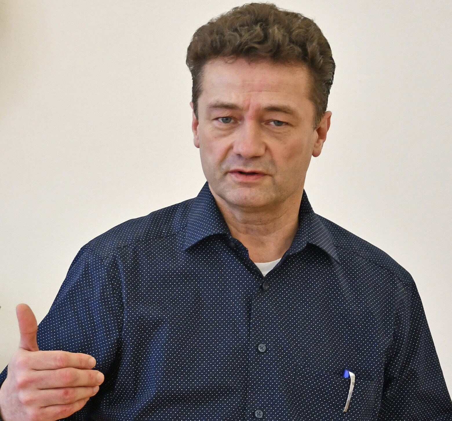 Foto: Der Leiter der Caritas-Erziehungsberatungsstelle Neumarkt und Sprecher für diesen Bereich beim Diözesan-Caritasverband Eichstätt, Dr. Thomas Schnelzer, spricht sich für ein Verbot sozialer Medien für Jugendliche unter 15 Jahren aus. Foto: Caritas/Peter Esser (gestikulierend) oder Florian Klenovsky