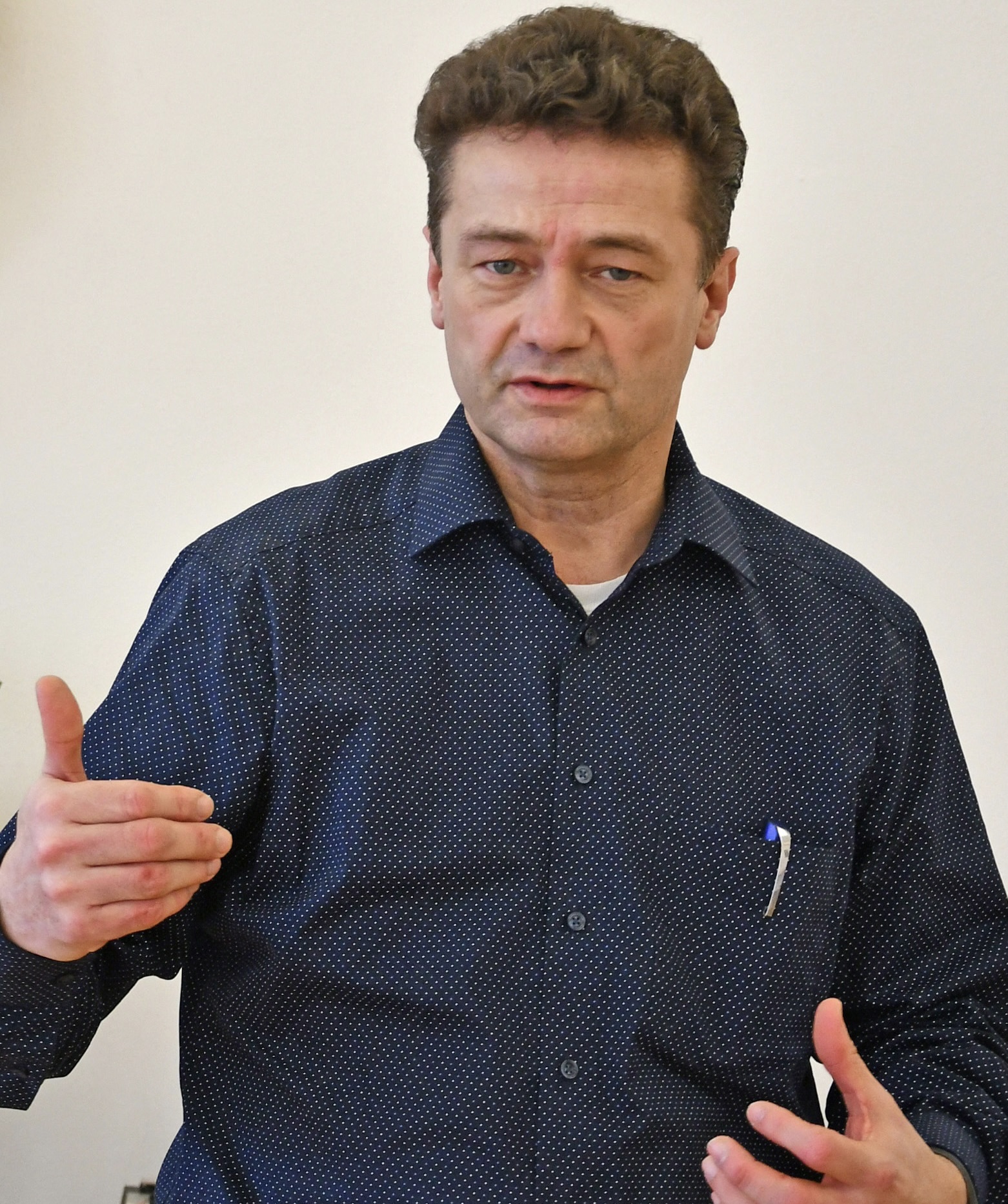 Foto: Der Leiter der Caritas-Erziehungsberatungsstelle Neumarkt und Sprecher für diesen Bereich beim Diözesan-Caritasverband Eichstätt, Dr. Thomas Schnelzer, spricht sich für ein Verbot sozialer Medien für Jugendliche unter 15 Jahren aus. Foto: Caritas/Peter Esser (gestikulierend) oder Florian Klenovsky