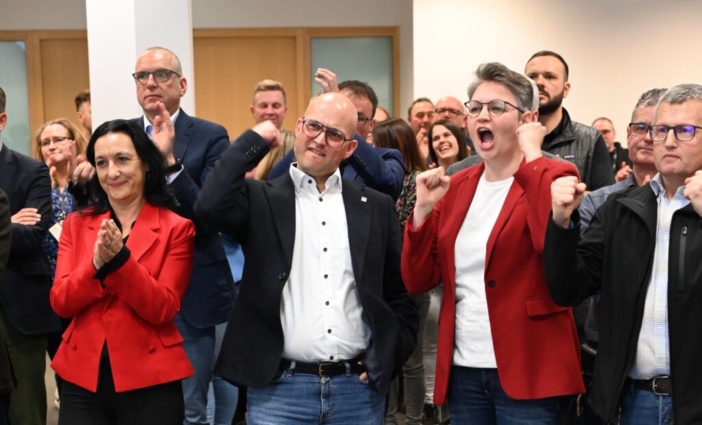 BU: Freuen sich über das Wahlergebnis. Über 82 % für die IG Metall bei Audi. v. l. n. r.: Rita Beck (stellv. Betriebsratsvorsitzende), Jörg Schlagbauer (Betriebsratsvorsitzender), Karola Frank (stellv. Betriebsratsvorsitzende und Vorsitzende des IG Metall Vertrauenskörpers Audi Ingolstadt)