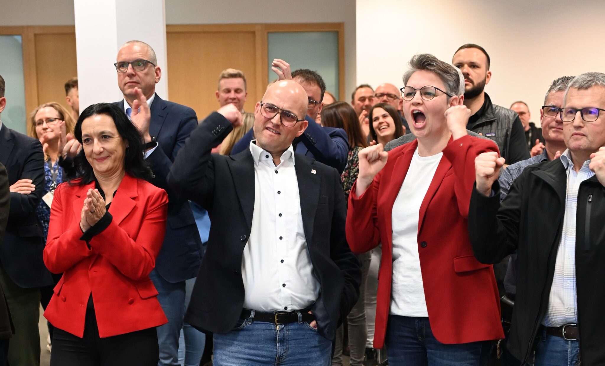BU: Freuen sich über das Wahlergebnis. Über 82 % für die IG Metall bei Audi. v. l. n. r.: Rita Beck (stellv. Betriebsratsvorsitzende), Jörg Schlagbauer (Betriebsratsvorsitzender), Karola Frank (stellv. Betriebsratsvorsitzende und Vorsitzende des IG Metall Vertrauenskörpers Audi Ingolstadt)