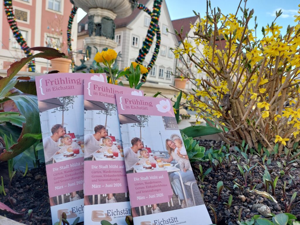 Bildunterschrift: Was sprießt denn hier im Osternest? Die Stadt Eichstätt hat alle Angebote rund um den Frühling in der Stadt nun in einer Kampagne gebündelt, die an vielen Stellen in der Kernstadt ausliegt. Foto: Sophie Fries/Stadt Eichstätt
