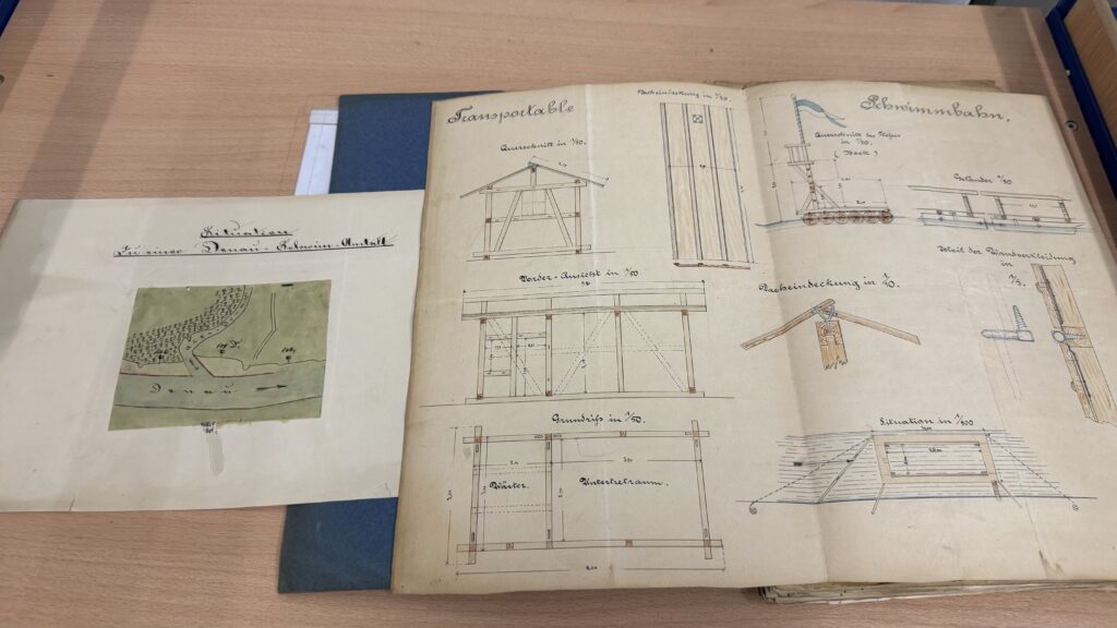 Matthias Nicklaus zeigt eine Magistratsakte zur Einrichtung eines städtischen Schwimmbades in der Donau. Die Unterlagen im Stadtarchiv sind auf 1899 bis 1935 datiert.