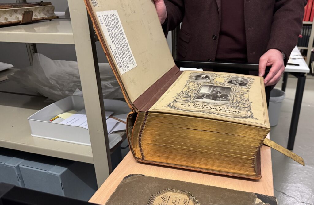 Ein historischer Band mit Metallschließen aus dem 19. Jahrhundert