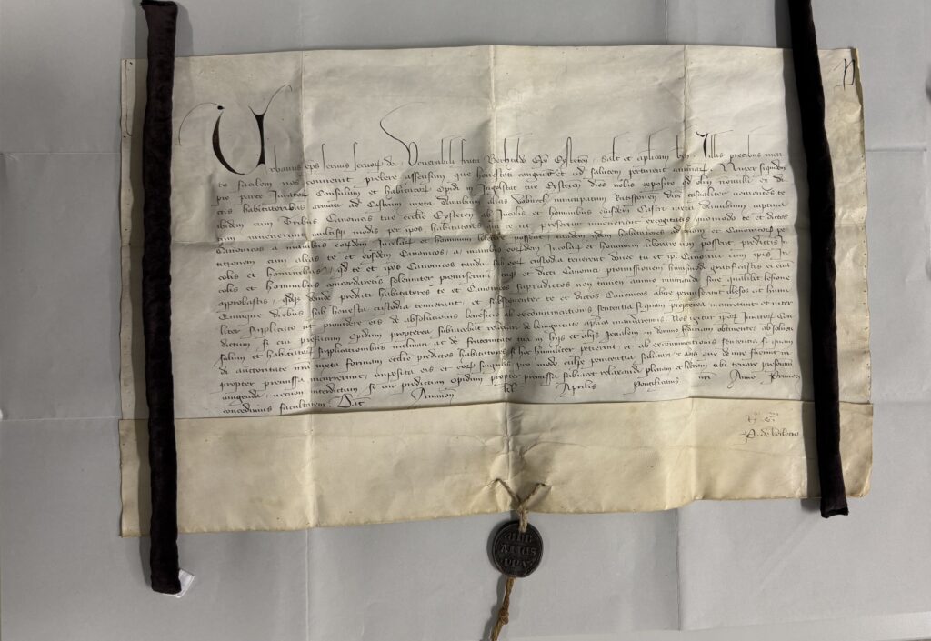 Die Papsturkunde von 1363 ist die einzige Urkunde eines Papstes im Bestand des Stadtarchivs Ingolstadt.