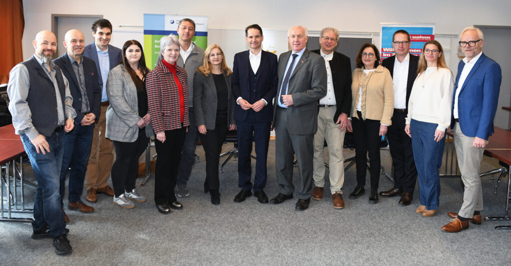 Gruppenbild: OB Dr. Kern mit dem Präsidenten der Handwerkskammer Franz Xaver Peteranderl (direkt rechts neben ihm), Kreishandwerksmeister Jürgen Seißler (rechts neben dem Präsidenten) und dem Geschäftsführer HWK Dr. Frank Hüpers (ganz rechts). An den Gesprächen mit Vertreterinnen und Vertretern des Handwerks nahmen Bürgermeisterin Dr. Dorothea Deneke-Stoll, Stadtbaurätin Ulrike Wittmann-Brand und Wirtschaftsreferent Dr. Georg Rosenfeld teil.