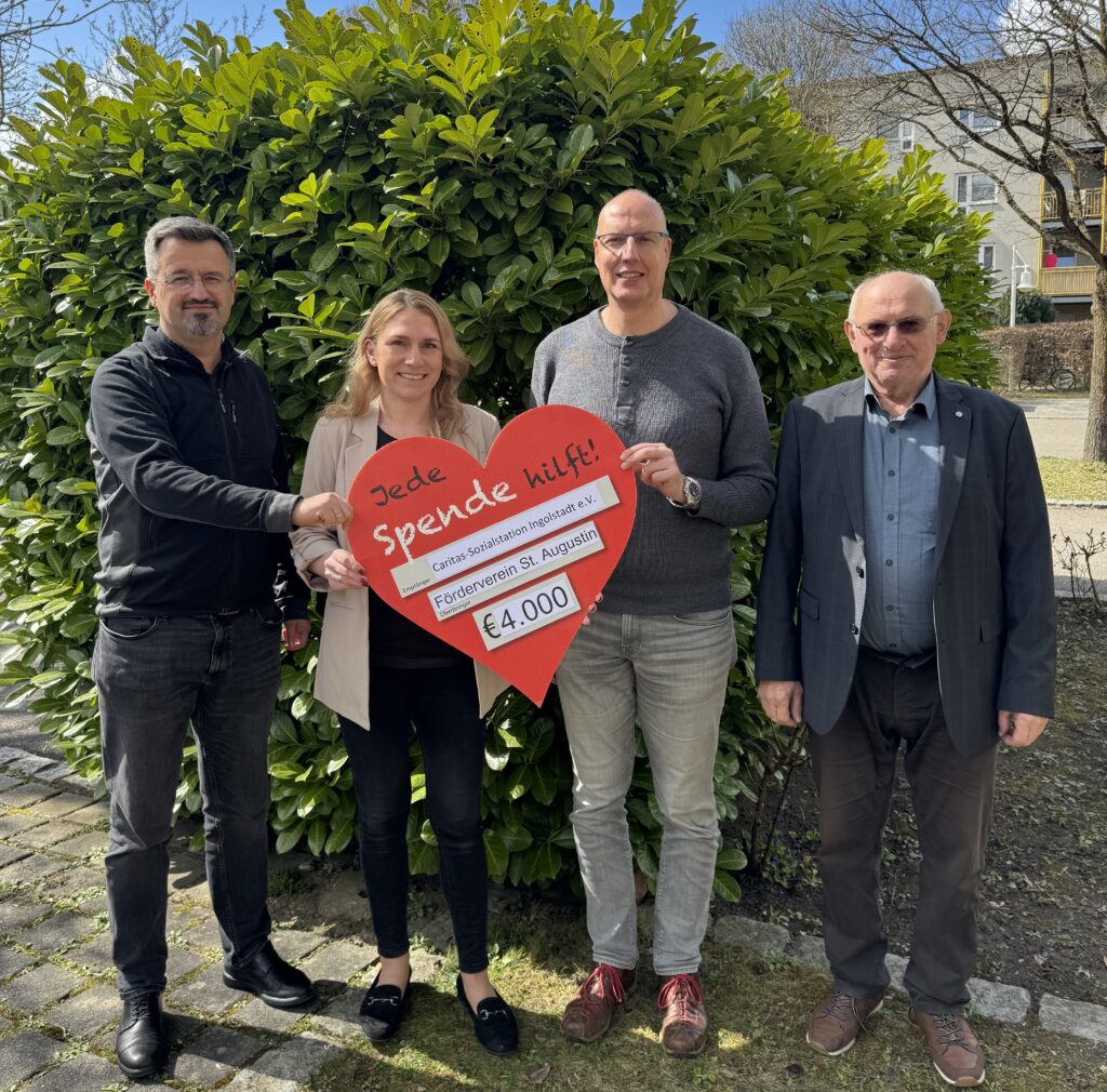 Bildunterschrift: Von links: Janusz Maćkiewicz, Pfarrvikar der Ingolstädter Pfarreien St. Augustin und St. Canisius, Nathalie Rost, Geschäftsführung der Caritas-Sozialstation Ingolstadt, Albert Schloderer, Kassierer des Fördervereins für häusliche Krankenpflege St. Augustin, sowie Magnus Maurus, Vorsitzender des Fördervereins für häusliche Krankenpflege St. Augustin.