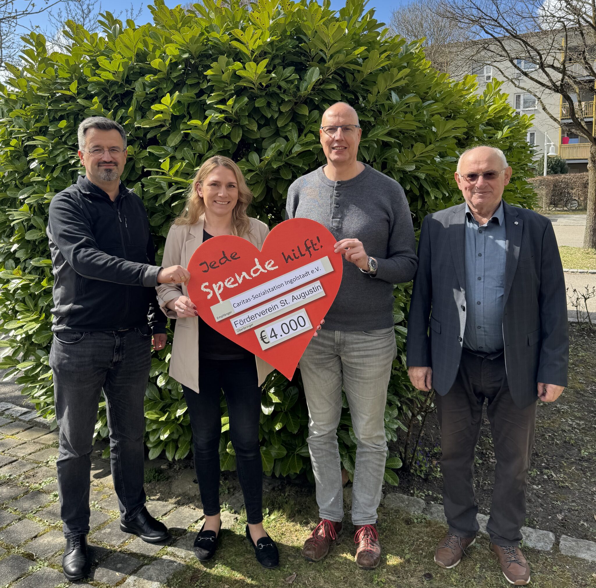 Bildunterschrift: Von links: Janusz Maćkiewicz, Pfarrvikar der Ingolstädter Pfarreien St. Augustin und St. Canisius, Nathalie Rost, Geschäftsführung der Caritas-Sozialstation Ingolstadt, Albert Schloderer, Kassierer des Fördervereins für häusliche Krankenpflege St. Augustin, sowie Magnus Maurus, Vorsitzender des Fördervereins für häusliche Krankenpflege St. Augustin.