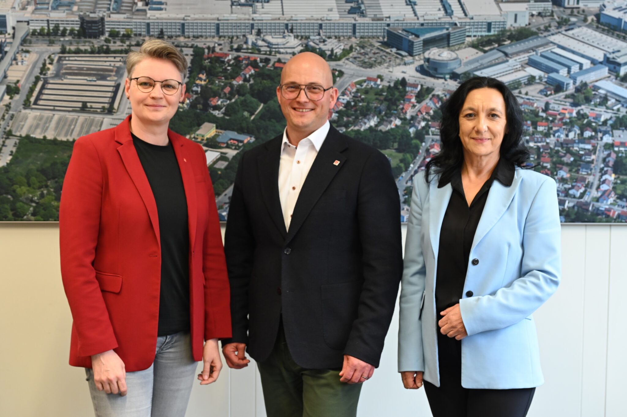 Klarer Auftrag für die kommende Amtsperiode des Audi Betriebsrats Ingolstadt – „Mehr Audi im Audi!“ Einstimmig gewählt: Vorsitzender des Betriebsrats, Jörg Schlagabauer mit seinen beiden Stellvertreterinnen Karola Frank (li.) und Rita Beck.