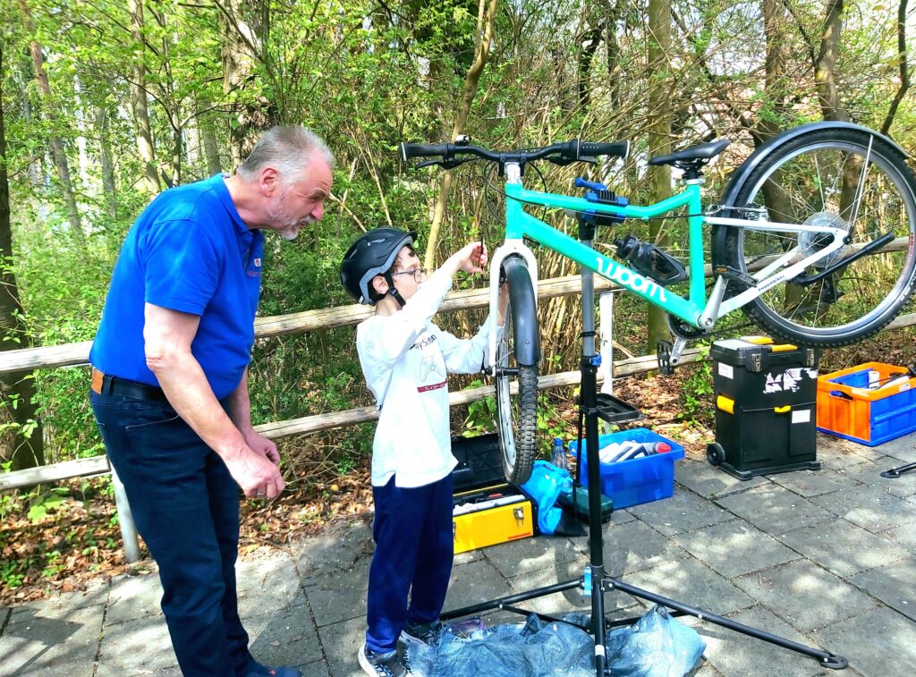 Kleine Helfer kamen ganz groß raus und unterstützten mit Feuereifer die Experten beim Fahrradcheck. (Fotos: Rosmarie Schmid)