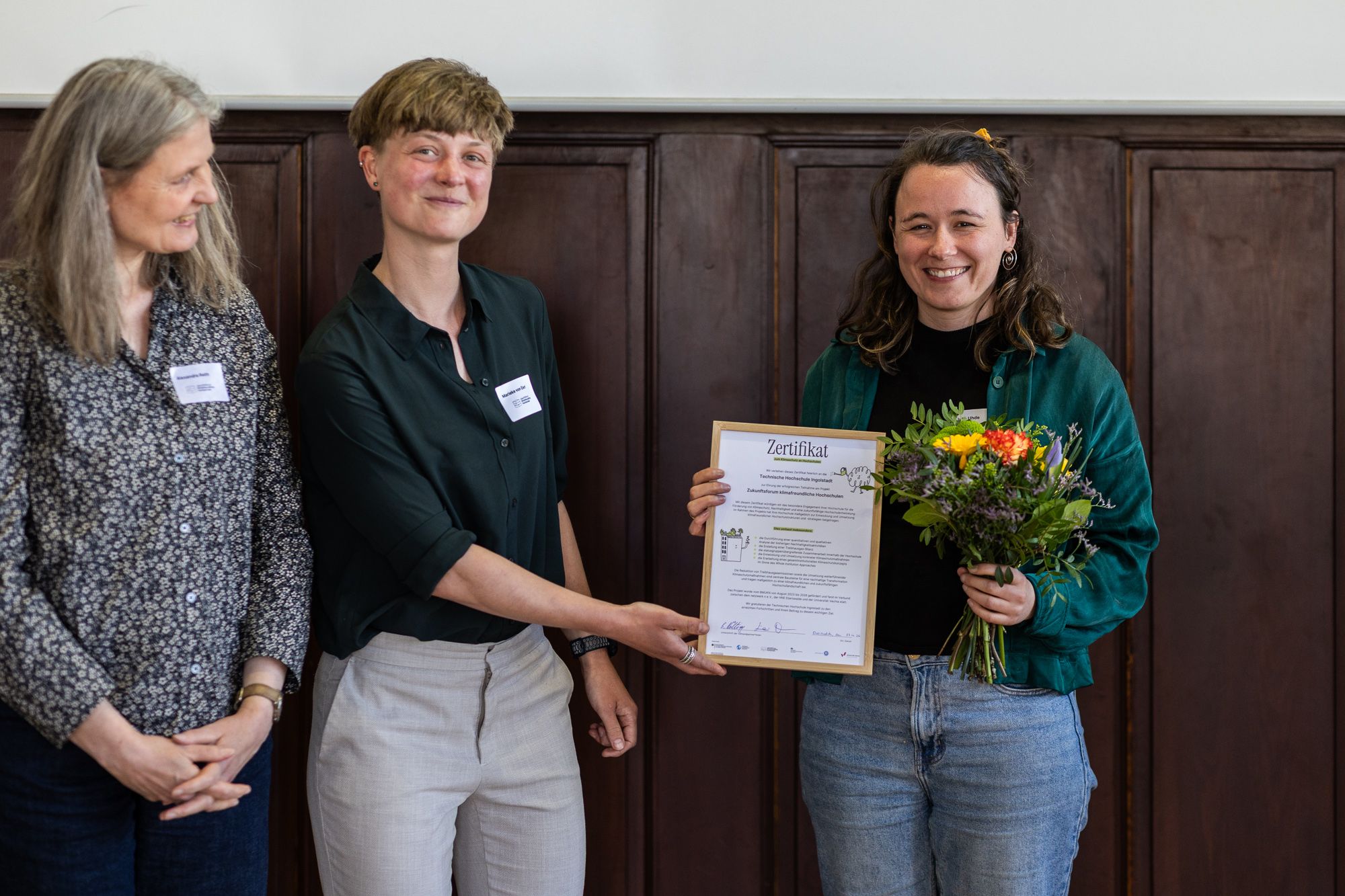 Foto 260424_Klimaschutzzertifikat_für_THI: BU: Auszeichnung für die THI: Julia Uhde (r.) bei der Übergabe des Zertifikats (Foto: Zukunftsforum klimafreundliche Hochschulen).