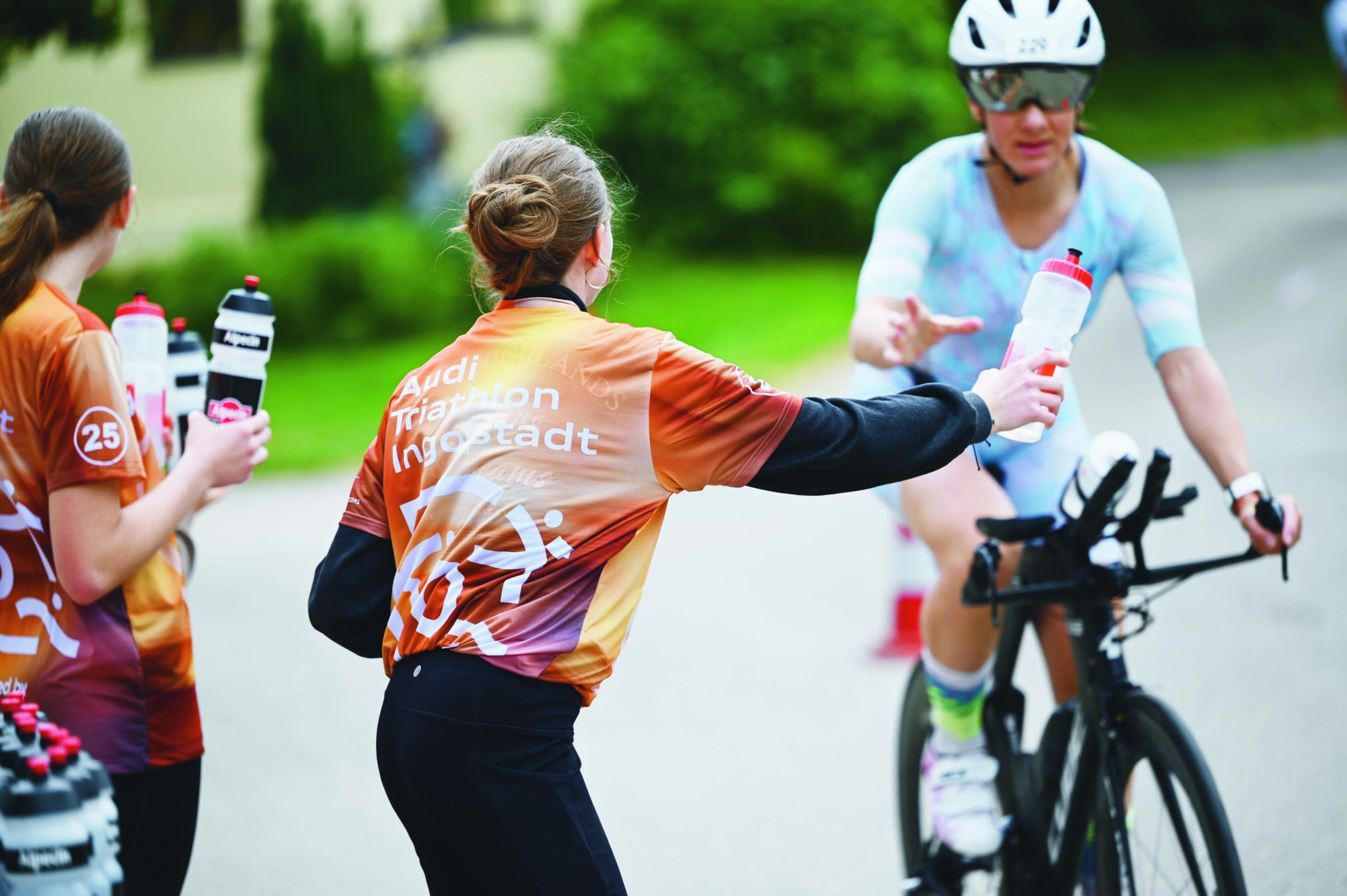 Ohne Helfer kein Triathlon – das Team 2025 im Einsatz Bildquelle: Harald Eggebrecht