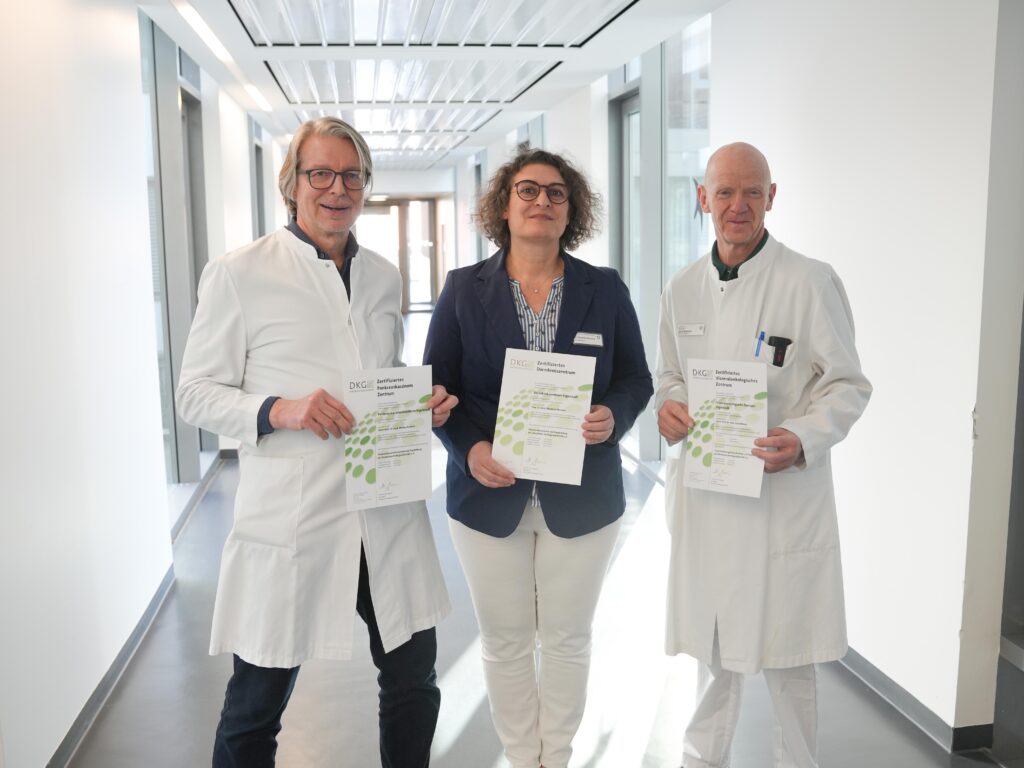 von links: Prof. Dr. Markus Rentsch, Direktor der Klinik für Allgemein-, Viszeral- und Thoraxchirurgie am Klinikum Ingolstadt, Dr. Ekaterini Weschta, Leiterin des Darmkrebszentrums, und Prof. Dr. Josef Menzel, Direktor der Klinik für Gastroenterologie, Hepatologie, Diabetologie und Hämatologie-Onkologie am Klinikum Ingolstadt.