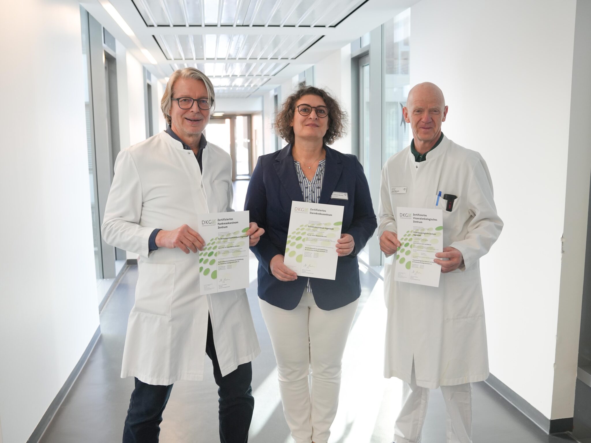 von links: Prof. Dr. Markus Rentsch, Direktor der Klinik für Allgemein-, Viszeral- und Thoraxchirurgie am Klinikum Ingolstadt, Dr. Ekaterini Weschta, Leiterin des Darmkrebszentrums, und Prof. Dr. Josef Menzel, Direktor der Klinik für Gastroenterologie, Hepatologie, Diabetologie und Hämatologie-Onkologie am Klinikum Ingolstadt.