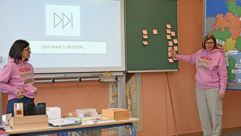 Regine Morich (rechts) und Nicole Fichtner werteten nach der Bustour das Erlebte mit den Schülerin-nen und Schülern gemeinsam aus. Foto: Caritas / Peter Esser
