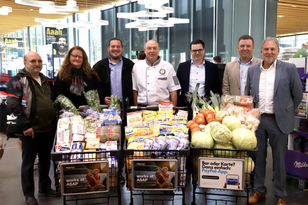 Vertreter von Edeka Südbayern und des Schanzer Kindl bei der Übergabe der Lebensmittelspende für die Osteraktion zugunsten der Villa Johannes