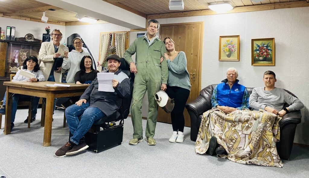 Bild: Die Laienspieler der Haunstädter Theaterbühne mit ihrem Regisseur Hans Einemann (2.v.re.) bei den Proben zu ihrem 3-Akter „Polnische Wirtschaft“ im Sportheim des TSV Oberhaunstadt