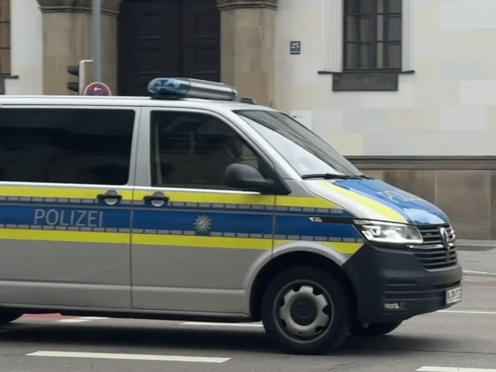 Polizeimeldung Einsatzwagen Straße Unfall Foto: ell/bauer