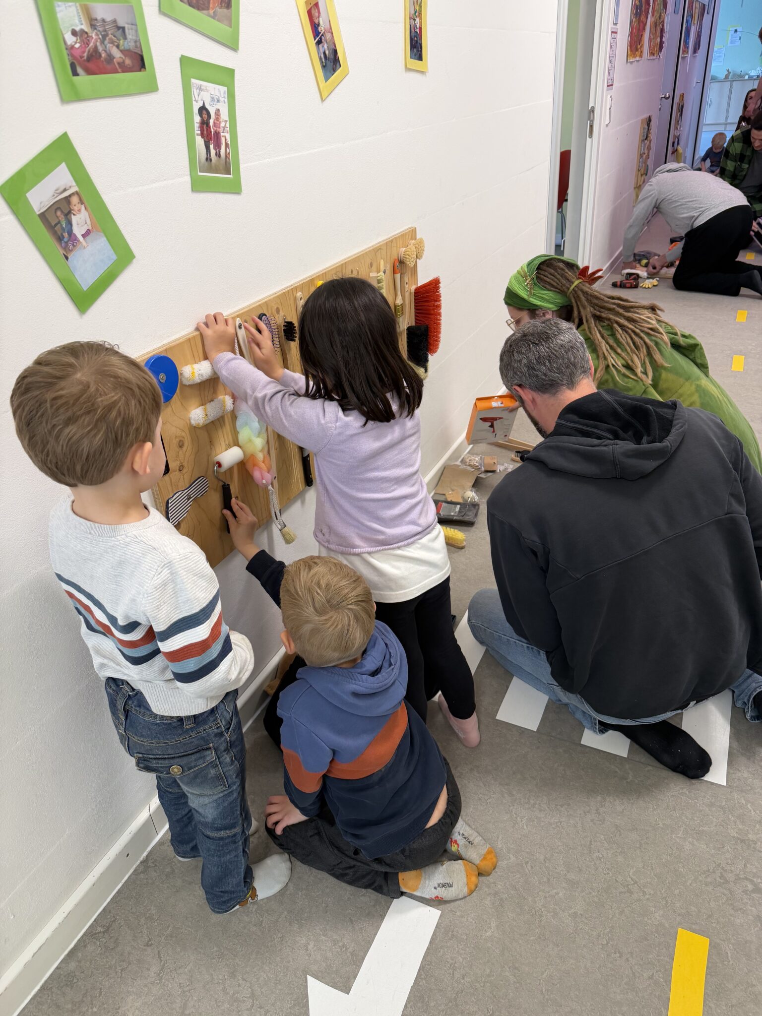 Foto-Gemeinsam für die Kleinsten: Mit viel Eifer und Geschick gestalteten die Eltern der Krippe St. Anton (Ingolstadt) gemeinsam mit ihren Kindern neue Fühlwände für die Gruppenräume. Ob am Akkuschrauber oder beim Bekleben der taktilen Elemente – der Spaß am gemeinsamen Werken stand allen Beteiligten sichtlich ins Gesicht geschrieben