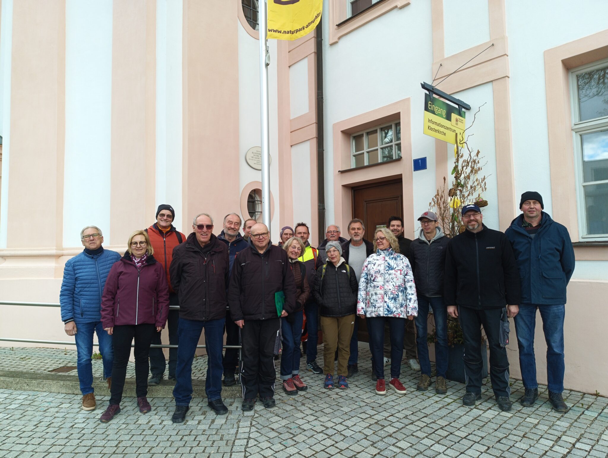 BU-Info: Seminarleiter Martin Gabriel (6. v. links) mit den Teilnehmenden des Beschilderungsseminars (Foto: Naturpark Altmühltal).