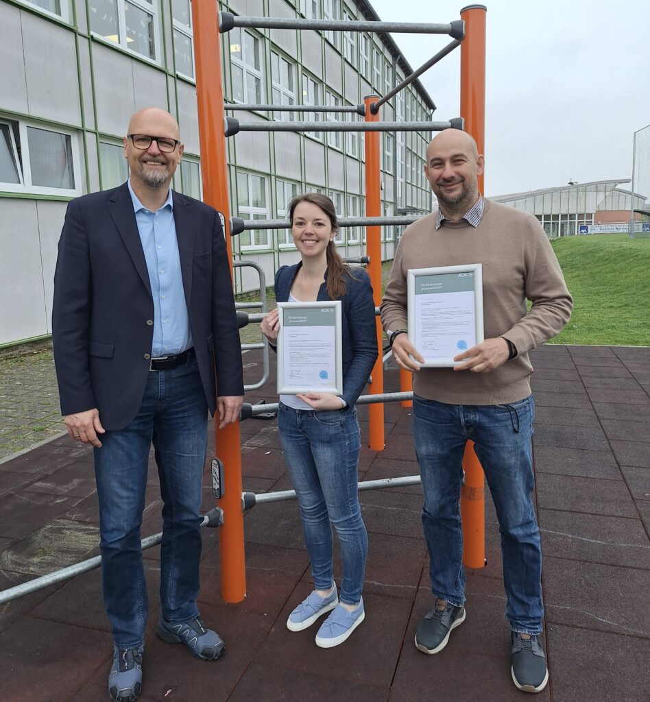 Übergabe der Patenschaftsbestätigung: v.l. Ulrich Resch (Direktor AOK Ingolstadt), Sabrina Gabler-Schuster (stellv. Schulleiterin) und Lars Springwald (Schulleiter) Urhebervermerk: © Rainer Stegmayr