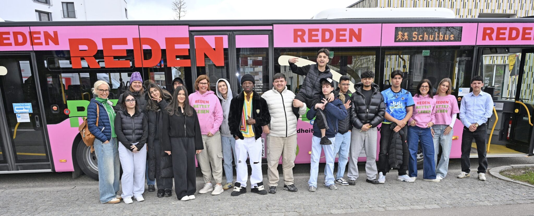 Mit dem Bus „Drive for life“ fuhr die Klasse 9 P der Sir-William-Herschel-Mittelschule zu verschiedenen Hilfestellen. Foto: Caritas / Peter Esser